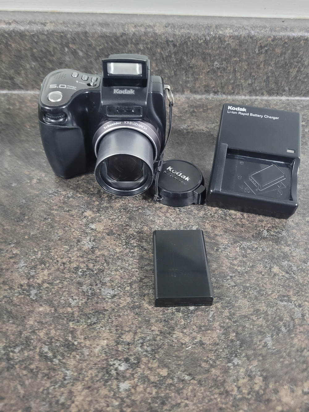 Kodak Easyshare Z7590  5.0MP Black Digital Camera with Charger and Battery